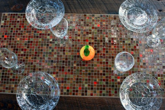 mozaikkal díszített asztal
